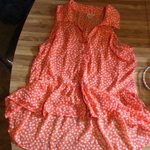 Sleeveless butterfly button down with high-low cut